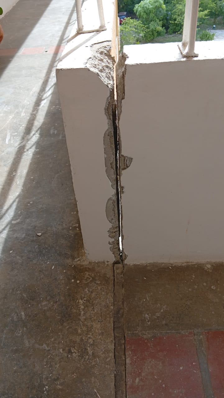 Parapeto de un balcón de la Torre B partido en dos por el terremoto