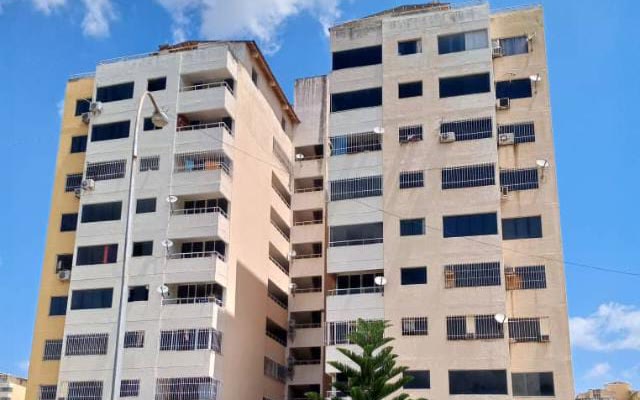 Fachada de la Torre B del edificio Los Robles, en el Conjunto Residencial Bosque Real, Charallave